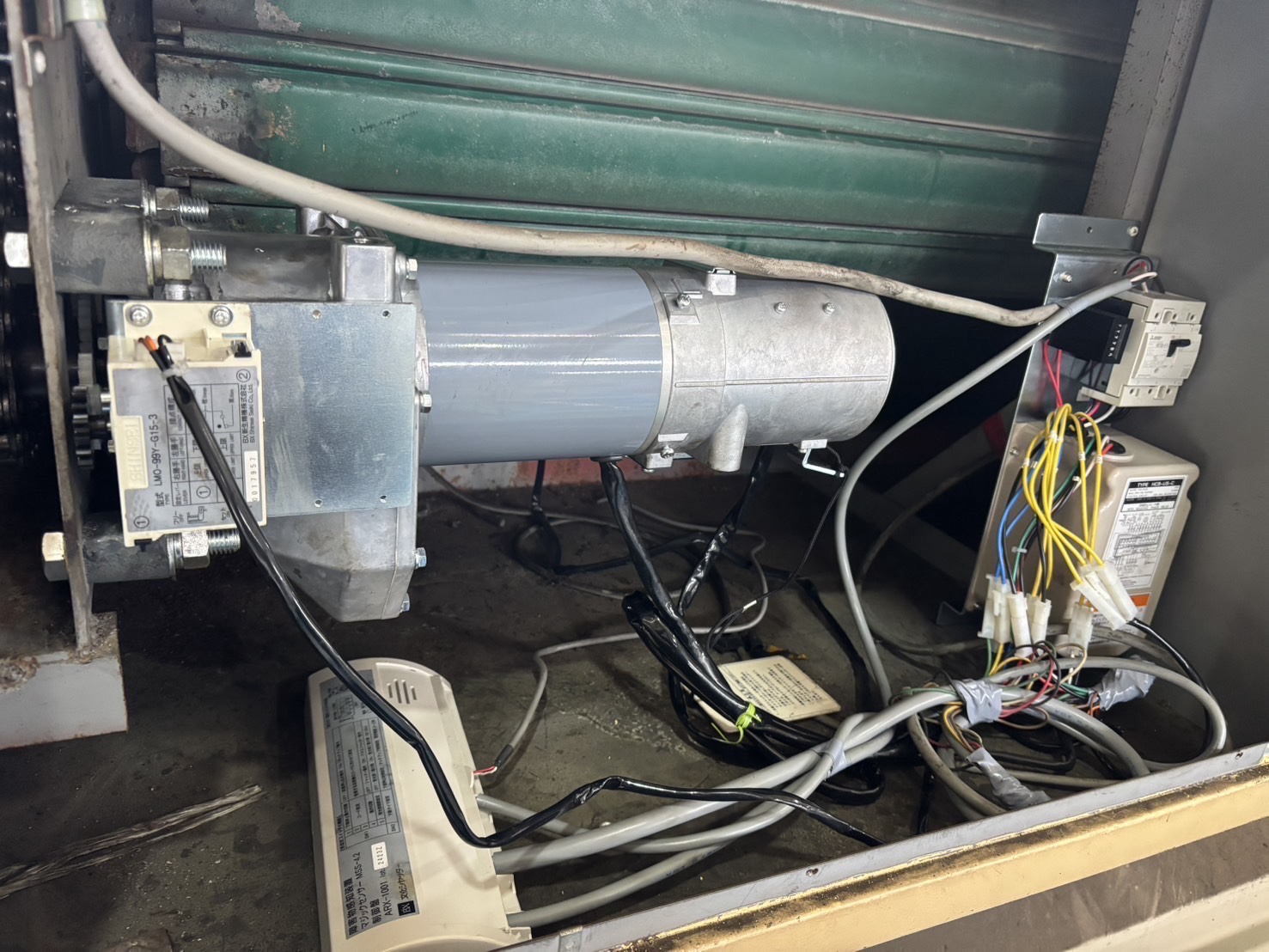 工場シャッター新規取付（3連手動シャッター⇒2連シャッター片側電動化
